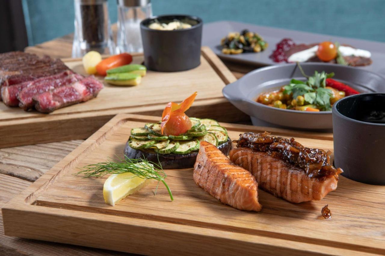 Radisson Blu Hotel, Jeddah Corniche Eksteriør billede Salmon steak