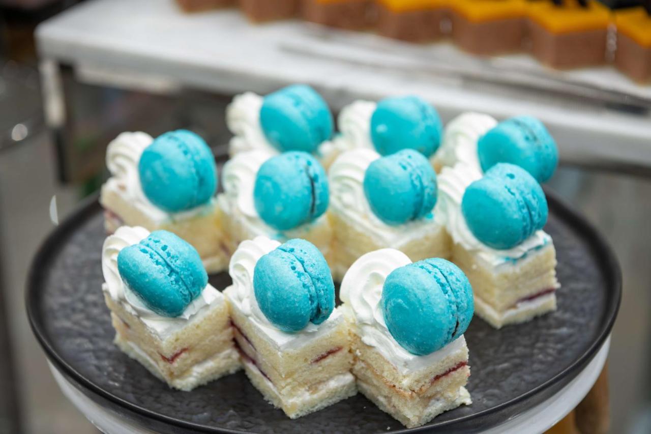 Radisson Blu Hotel, Jeddah Corniche Eksteriør billede Macarons on top of a cake