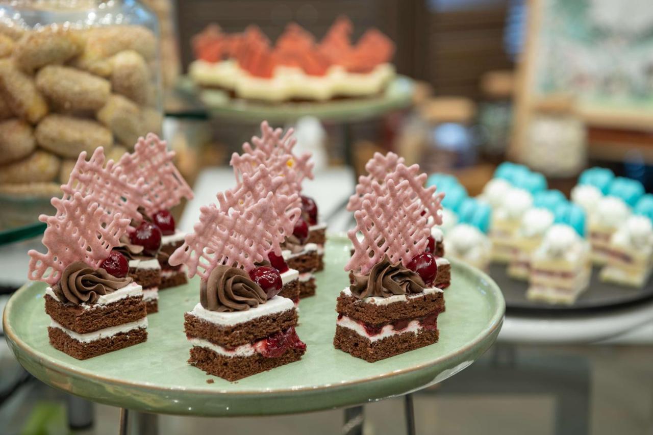 Radisson Blu Hotel, Jeddah Corniche Eksteriør billede Chocolate cakes