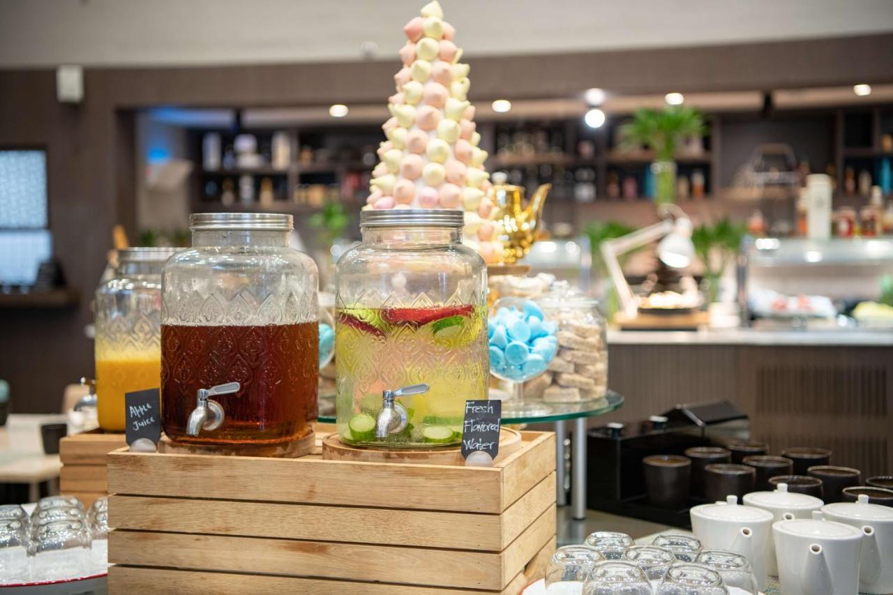 Radisson Blu Hotel, Jeddah Corniche Eksteriør billede A selection of drinks at a buffet