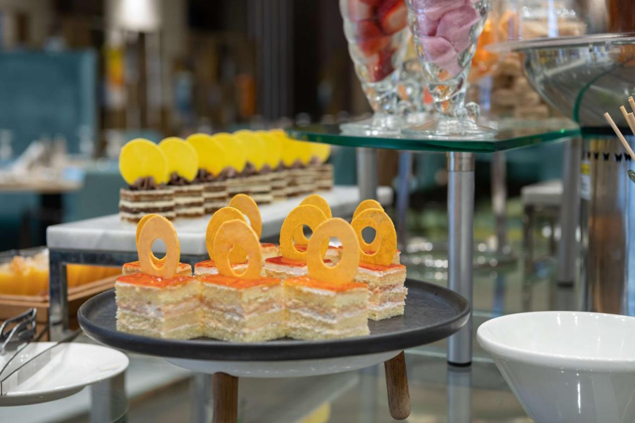 Radisson Blu Hotel, Jeddah Corniche Eksteriør billede A dessert buffet