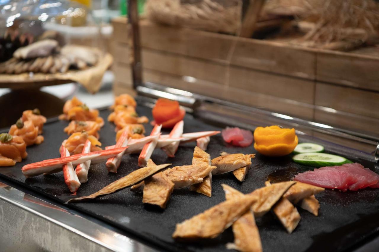 Radisson Blu Hotel, Jeddah Corniche Eksteriør billede Seafood at a buffet