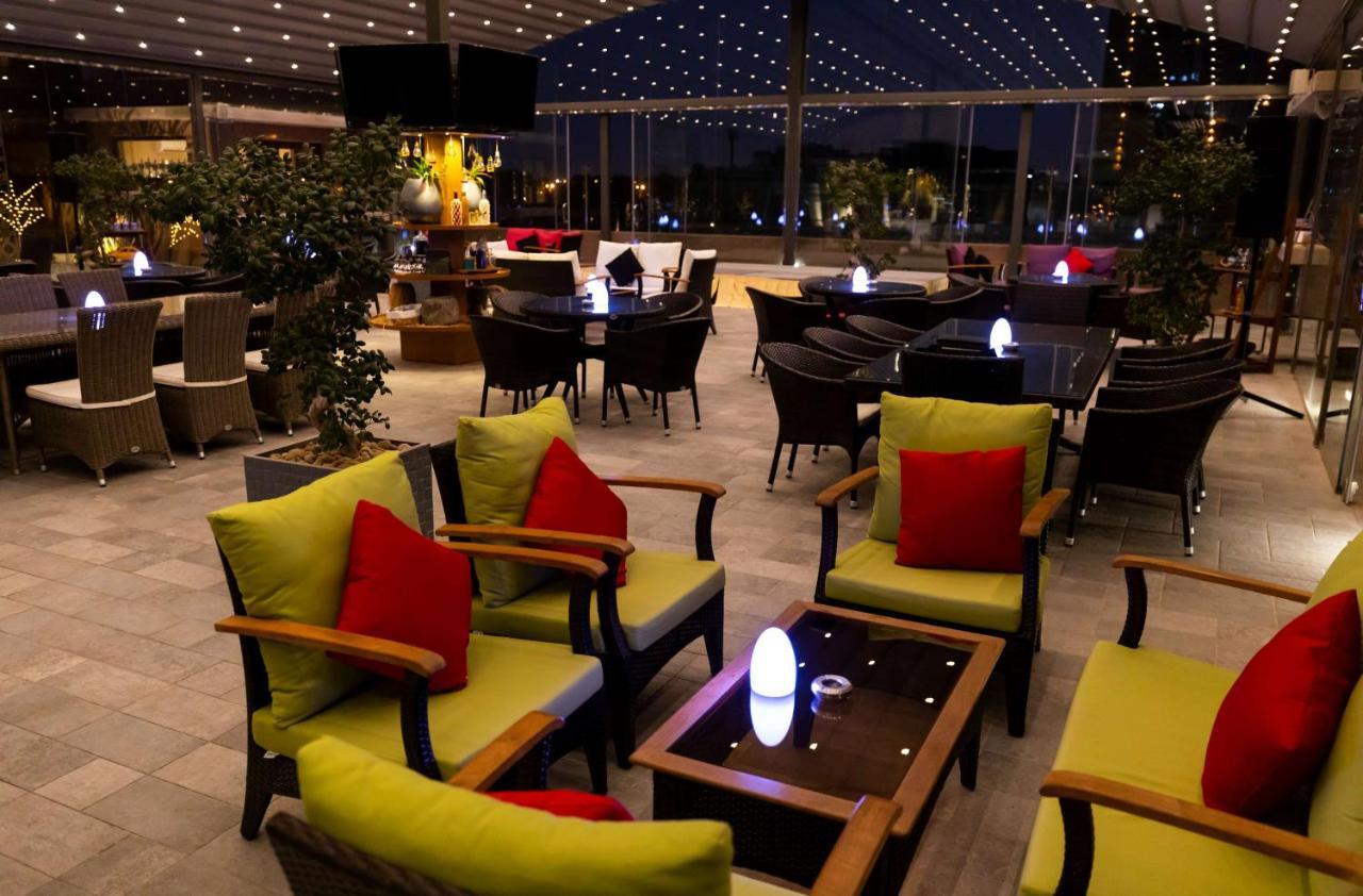 Radisson Blu Hotel, Jeddah Corniche Eksteriør billede The lounge at the airport