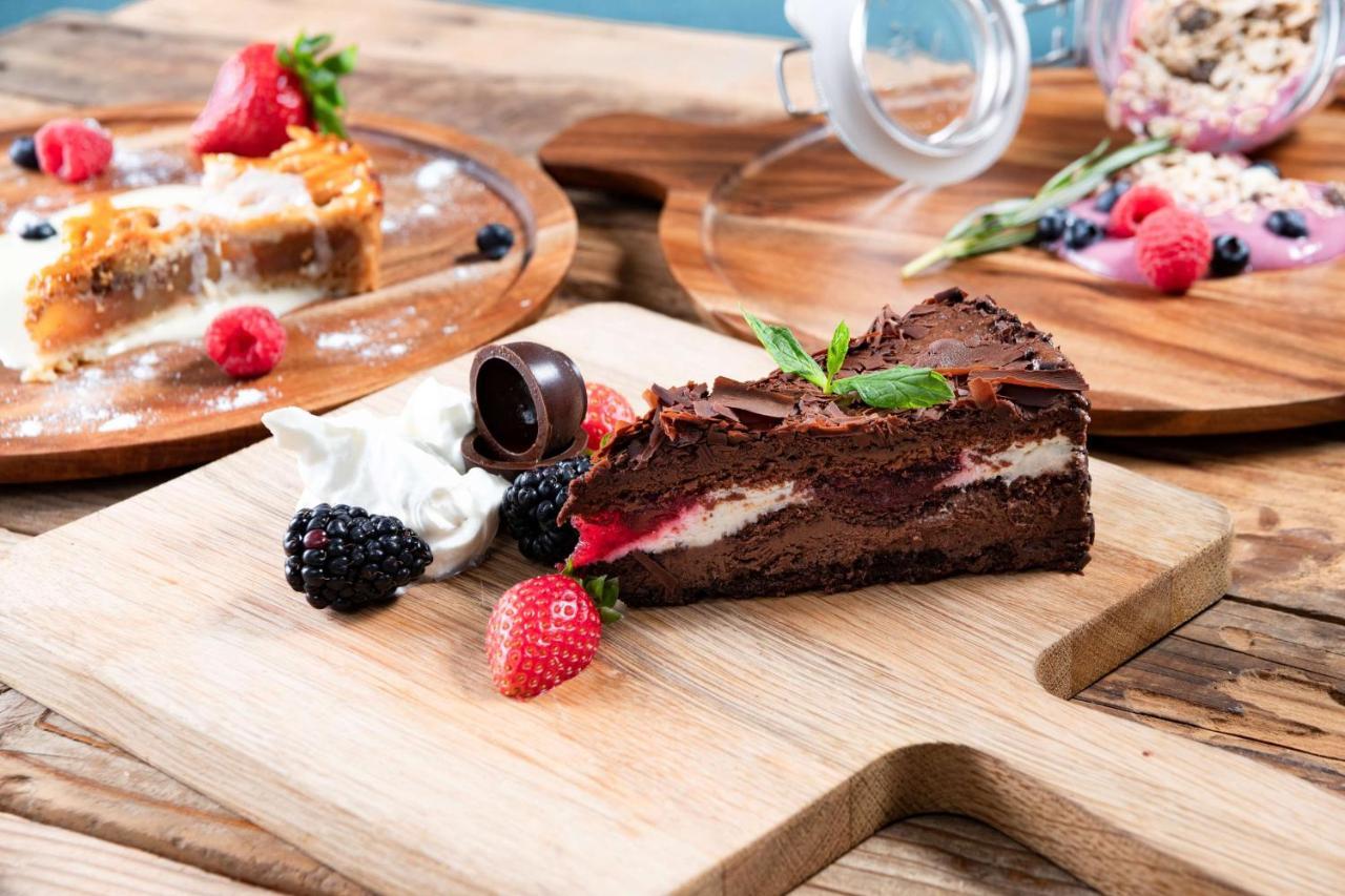 Radisson Blu Hotel, Jeddah Corniche Eksteriør billede A chocolate cake