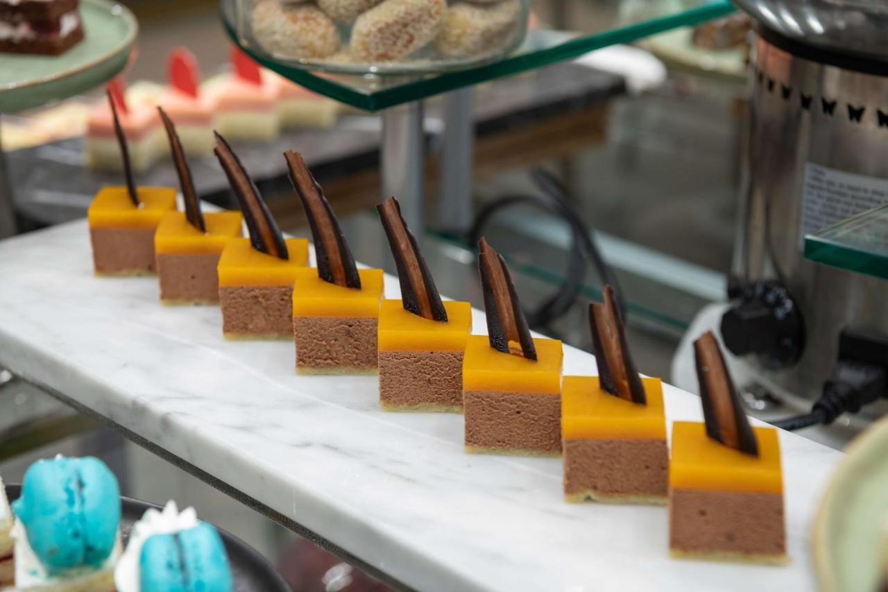 Radisson Blu Hotel, Jeddah Corniche Eksteriør billede A row of petit fours