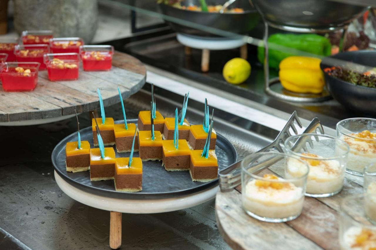 Radisson Blu Hotel, Jeddah Corniche Eksteriør billede A selection of desserts
