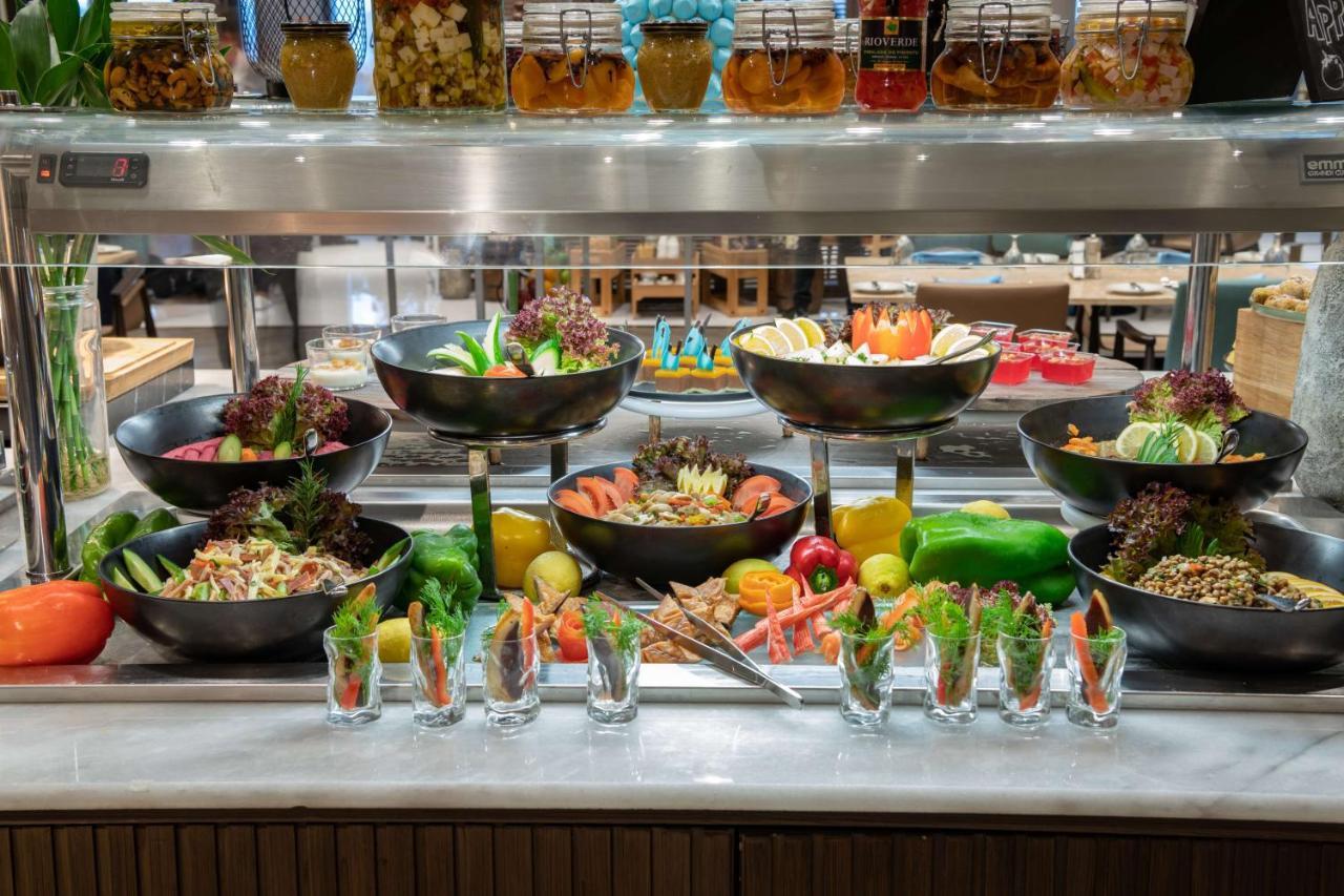 Radisson Blu Hotel, Jeddah Corniche Eksteriør billede A salad bar