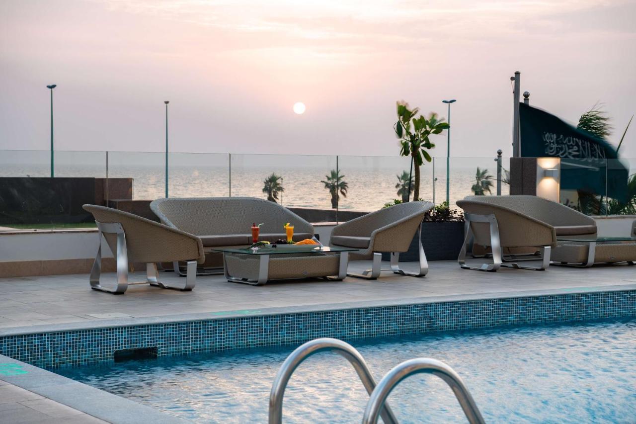 Radisson Blu Hotel, Jeddah Corniche Eksteriør billede The swimming pool at the hotel