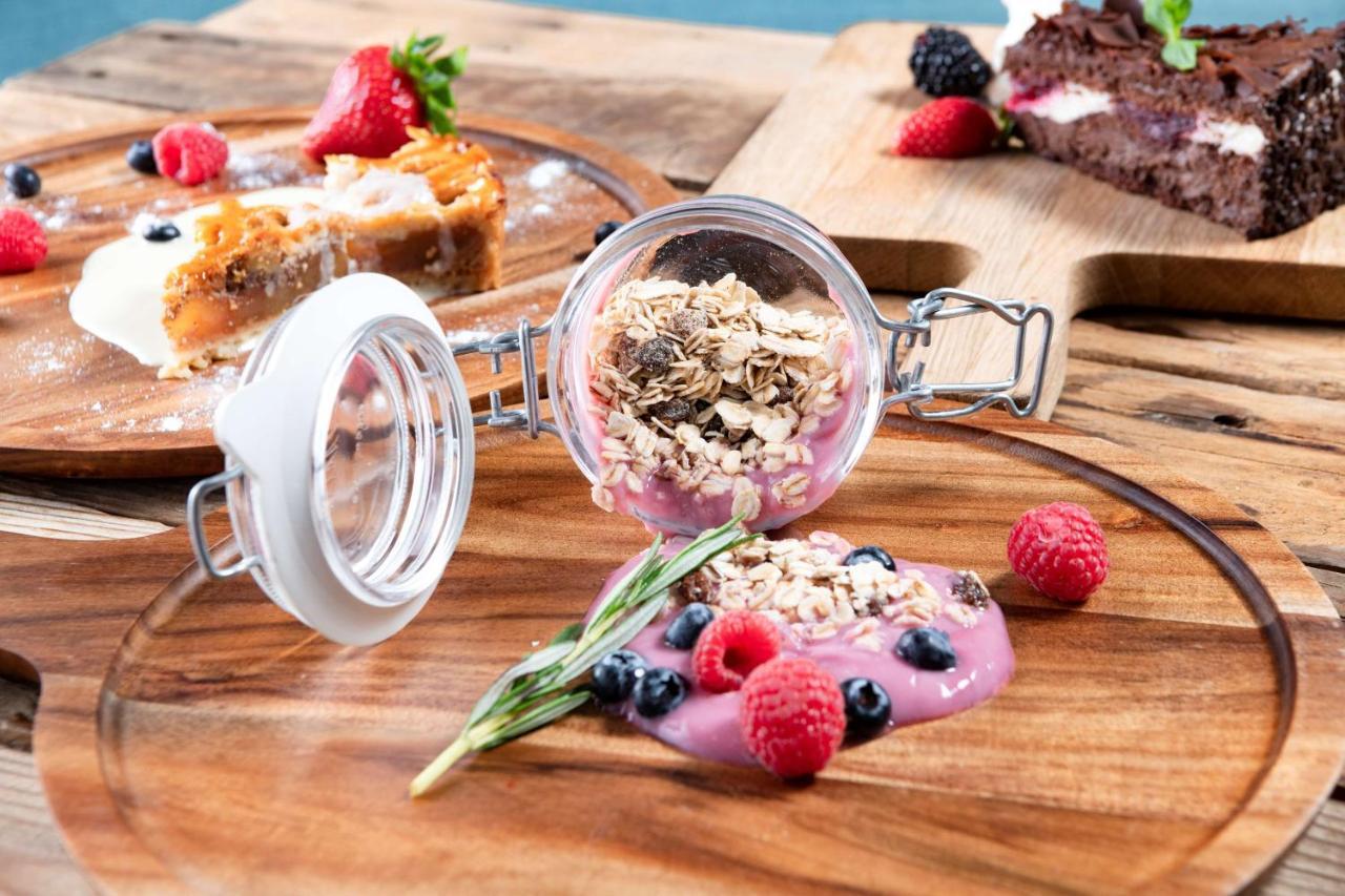 Radisson Blu Hotel, Jeddah Corniche Eksteriør billede A breakfast parfait