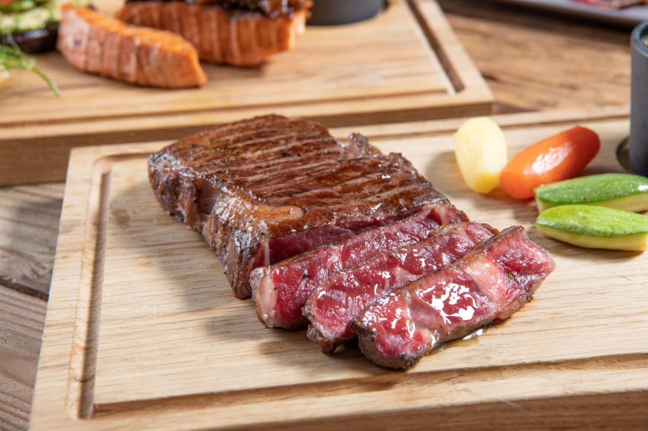 Radisson Blu Hotel, Jeddah Corniche Eksteriør billede A grilled strip steak