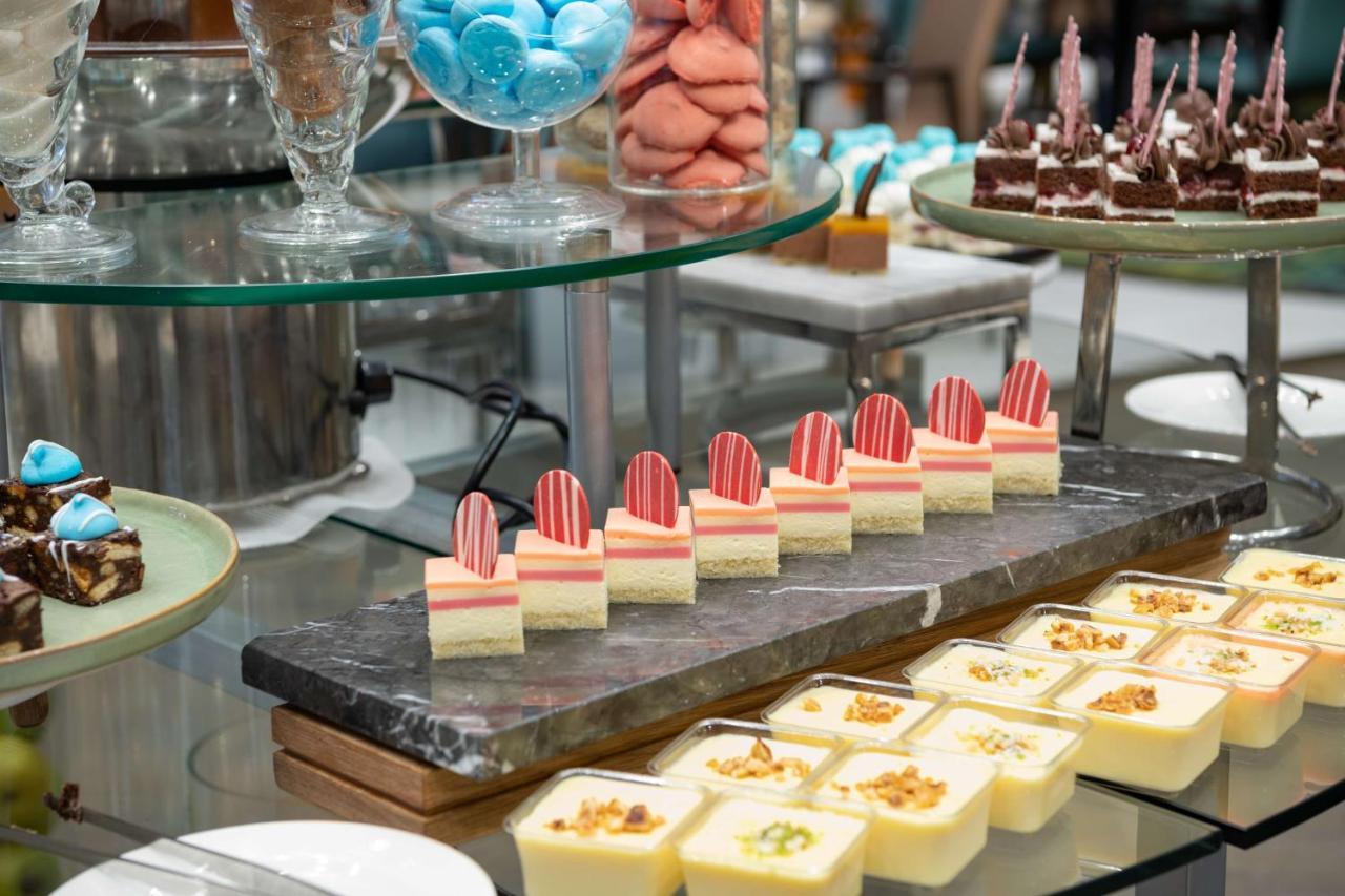 Radisson Blu Hotel, Jeddah Corniche Eksteriør billede A selection of petit fours
