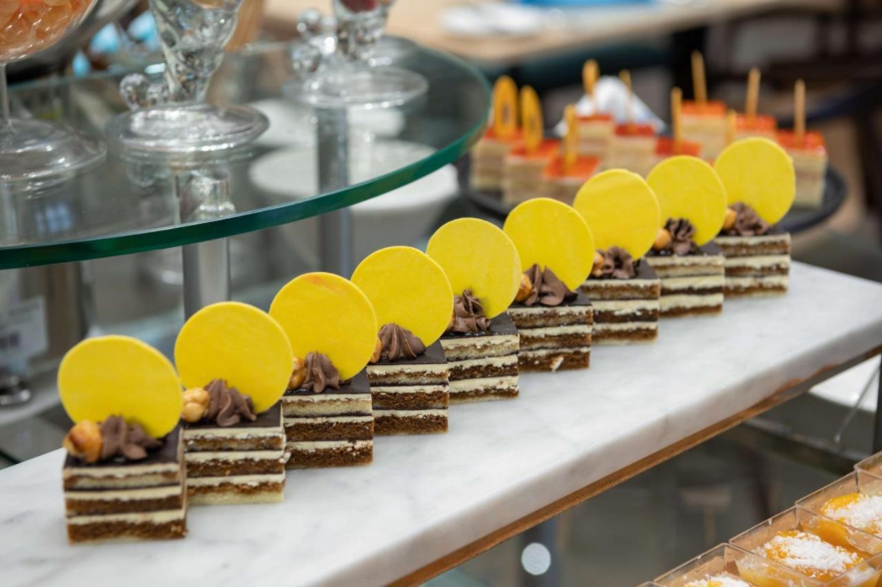 Radisson Blu Hotel, Jeddah Corniche Eksteriør billede A row of dobos torte