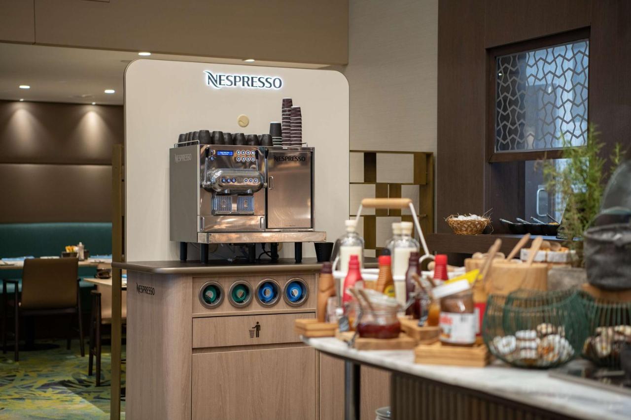Radisson Blu Hotel, Jeddah Corniche Eksteriør billede A Nespresso machine