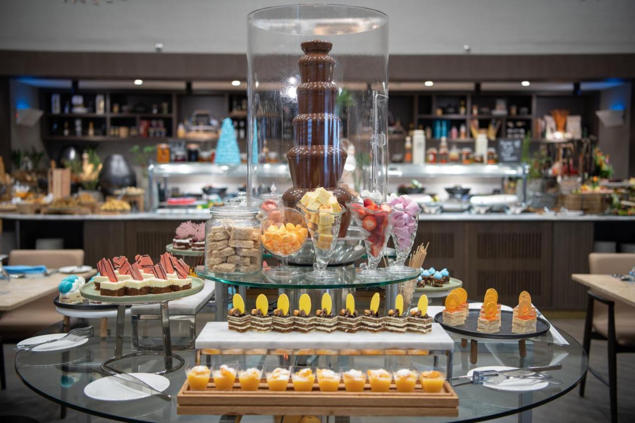 Radisson Blu Hotel, Jeddah Corniche Eksteriør billede A chocolate fountain